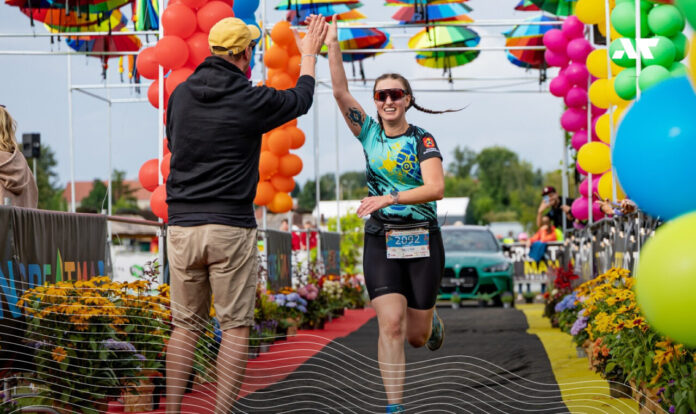 Zawodniczka wbiega na finisz Greatman Triathlon