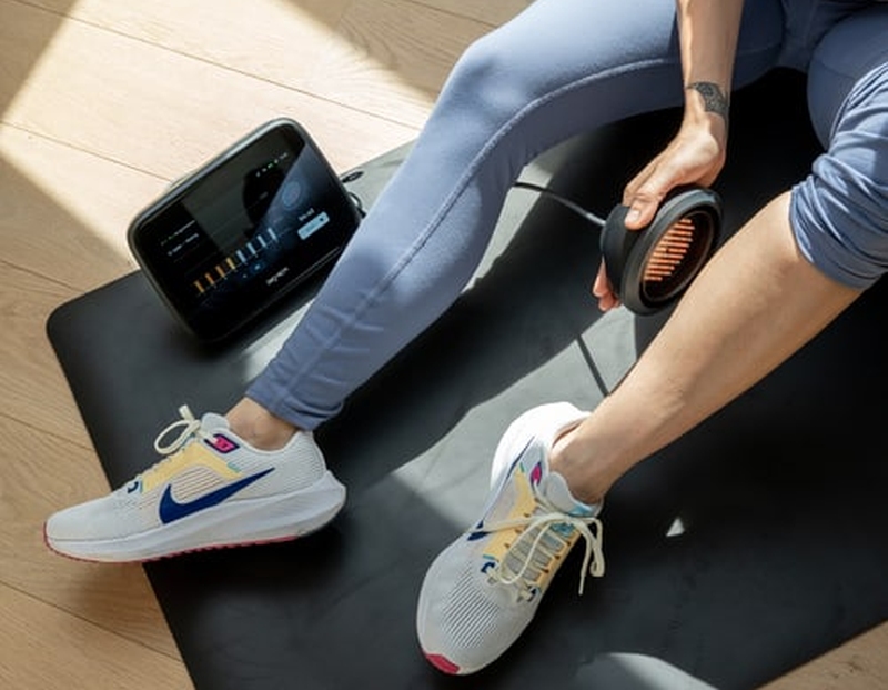 Sportowiec korzysta z urządzenia BEMER podczas terapii mikrokrążenia – regeneracja po treningu