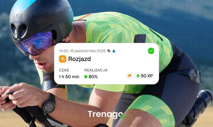 Triathlonista podczas treningu rowerowego z danymi z aplikacji Trenago analizującej realizację jednostki treningowej
