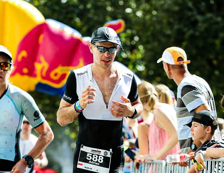 Adrian Kostera biegnie w trakcie zawodów Ironman