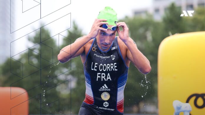 Pierre le Corre wychodzi z wody na zawodach triathonowych