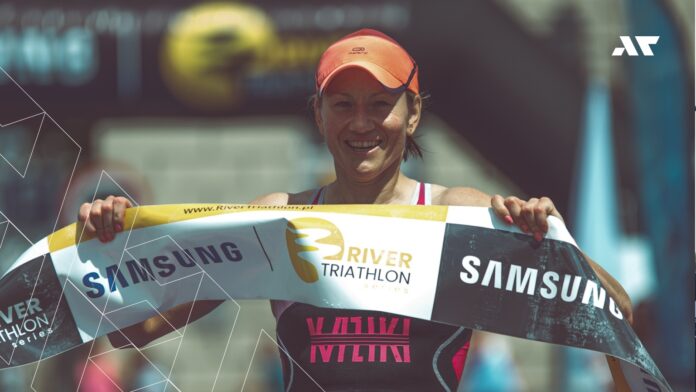 Zawodniczka na mecie Samsung River Triathlon