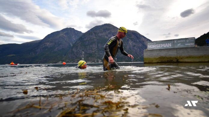 Norseman - uczestnicy wyścigu wychodzą z wody
