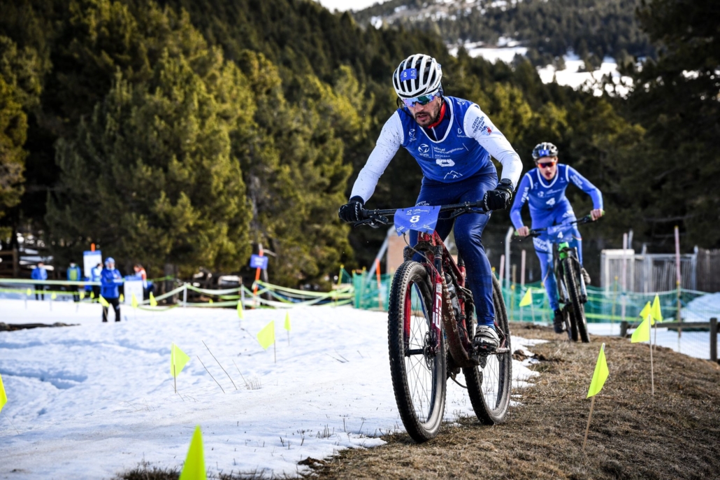 Zawodnicy na trasie Zimowych Mistrzostw Świata w triathlonie w Andorze