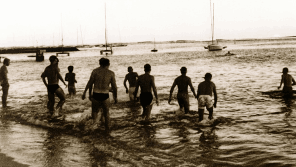 Pierwsi uczestnicy IRONMAN wchodzą do wody