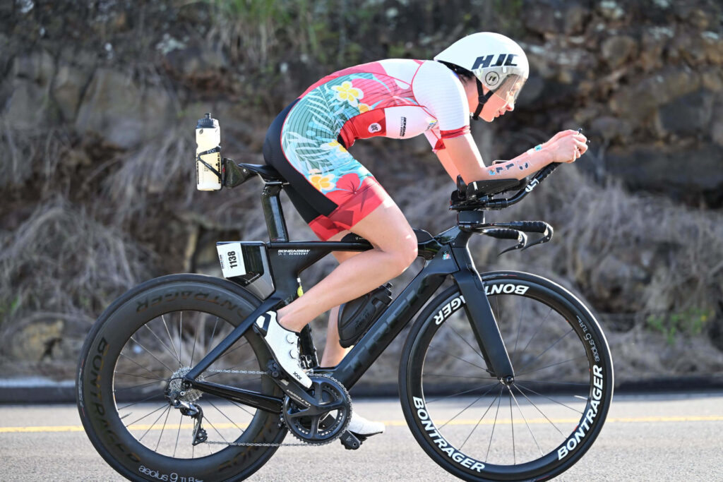 Magdalena Lenz w trakcie jazdy na rowerze w MŚ IRONMAN 2022