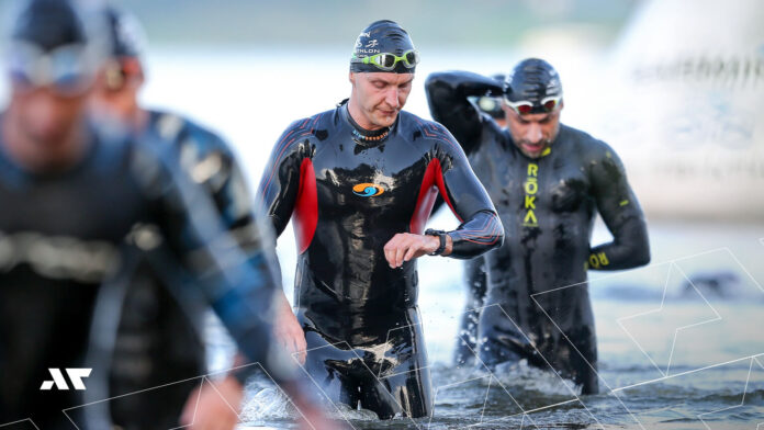 Garmin Iron Triathlon - pływacy wychodzący z wody