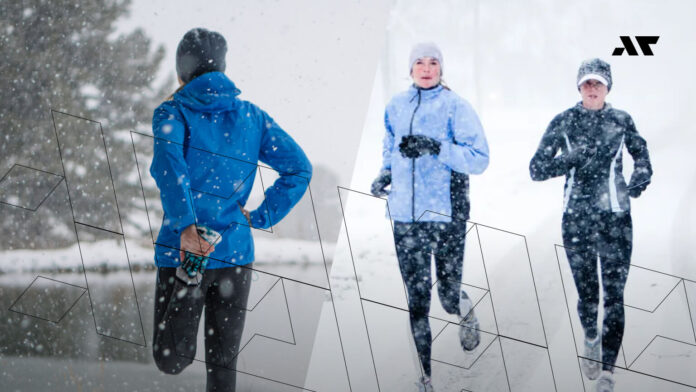 Kobiety biegnące po śniegu
