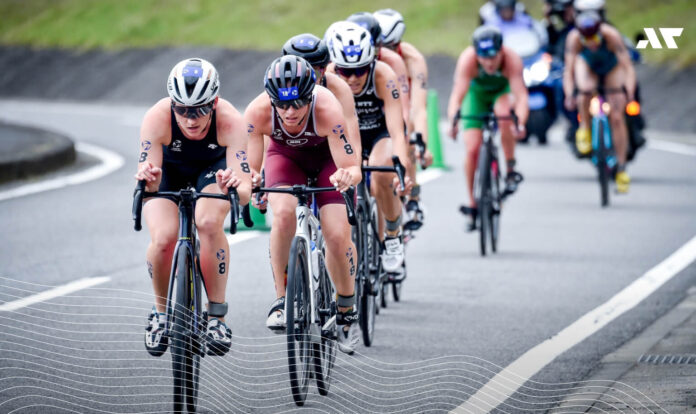 Grupa triathlonistów na etapie kolarskim zawodów World Triathlon