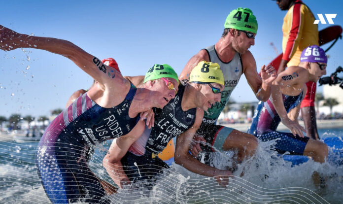 Triathloniści na wyścigu wychodzący z wody