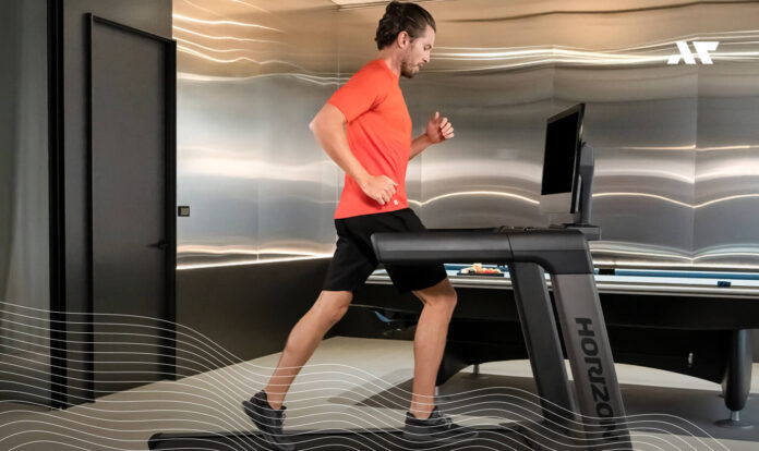 Mężczyzna biegnący na bieżni firmy Horizon