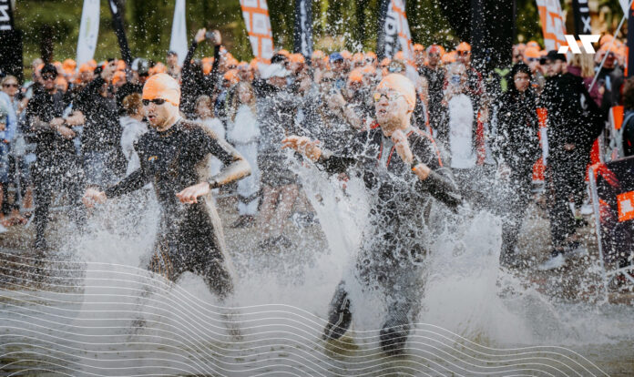 Triathloniści wbiegają do wody podczas JBL Triathlon Sieraków