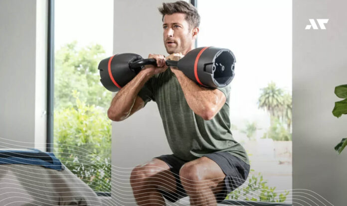 Mężczyzna robi przysiad