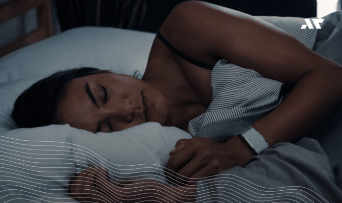 Kobieta śpi z opaską WHOOP