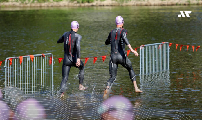 Triathloniści wbiegają do rzeki