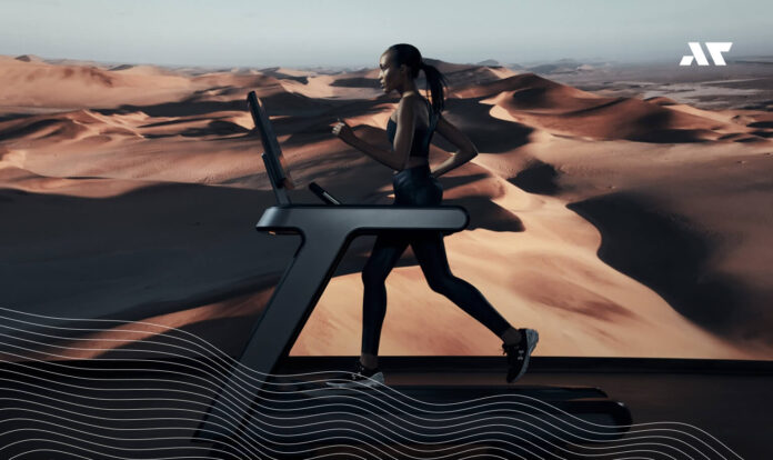 Kobieta biegnie na bieżni Matrix Fitness