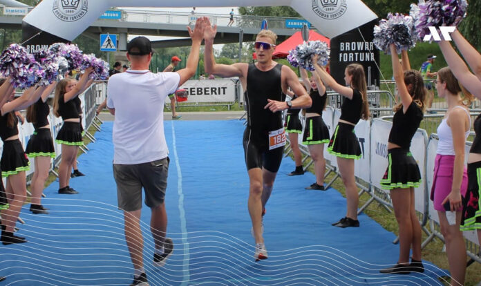 Piotr Klupczyński na mecie Samsung River Triathlon