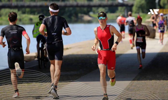 Triathlonista biegnie w Gorzowie Wielkopolskim
