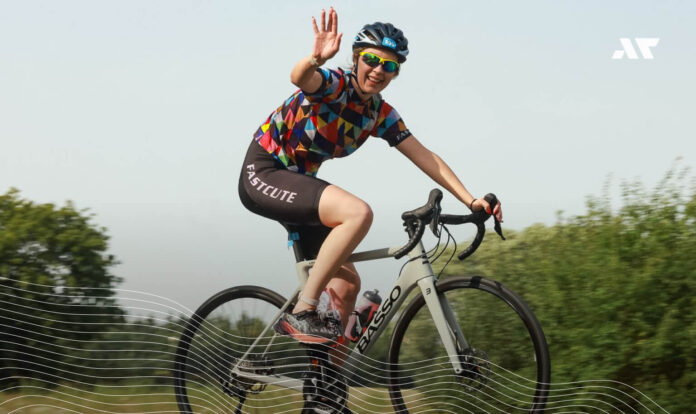 Triathlonistka jedzie na rowerze