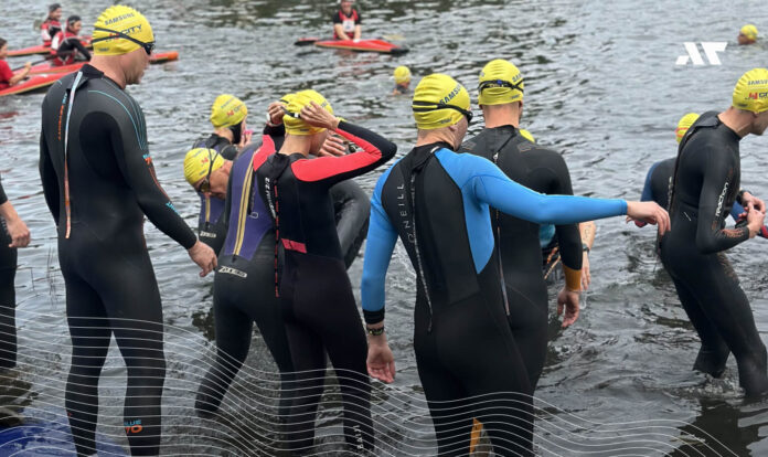 Zawodnicy na etapie pływackim