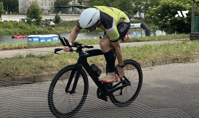 Zawodnik wpina buty kolarskie