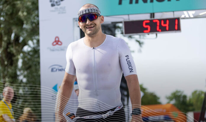 Zawodnik na mecie Susz Triathlon