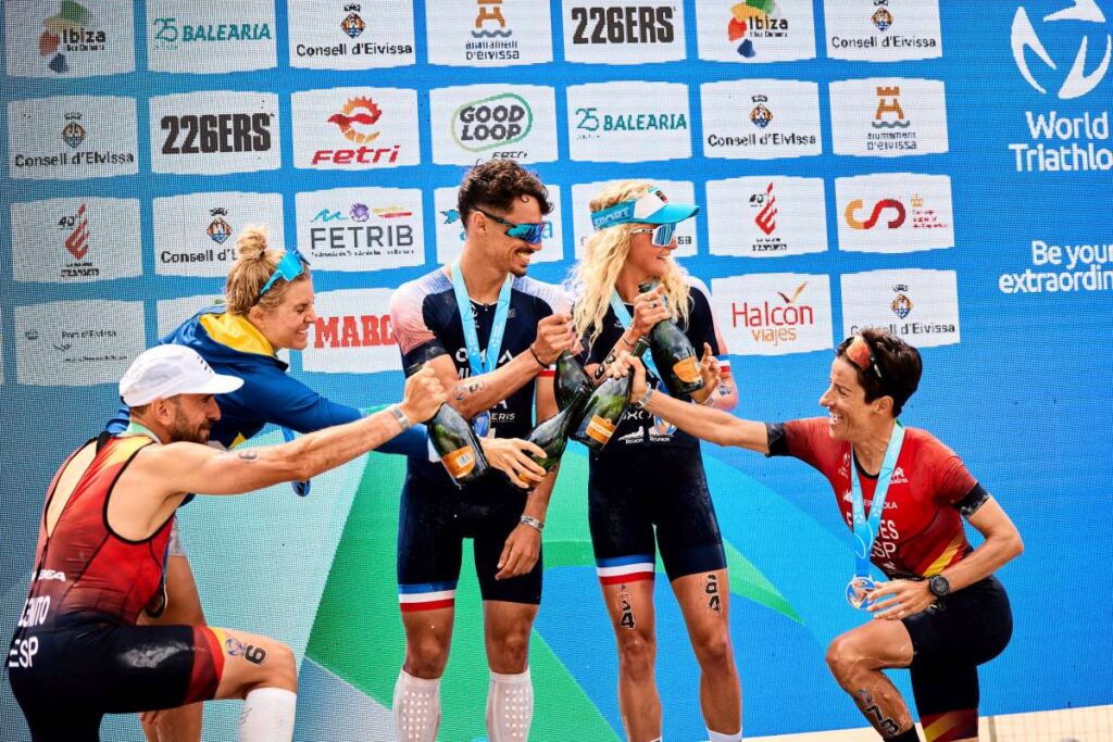 Zawodniczka triathlonowa z produktami 226ERS na linii mety