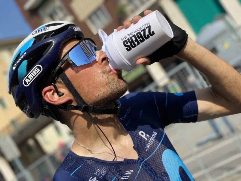 Sportowiec korzystający z odżywki regeneracyjnej 226ERS po intensywnym treningu