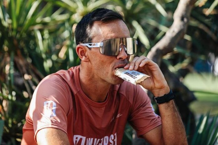 Nick Kastelein prezentujący oryginalny produkt 226ERS podczas zawodów