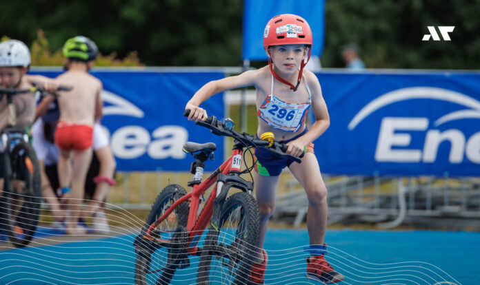 Chłopiec z rowerem na zawodach Enea Junior Poznań Triathlon