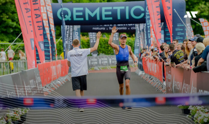 Zawodnik wbiega na metę JBL Triathlon Sieraków