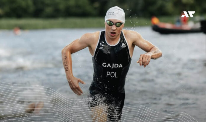 Kuba Gajda wybiega z wody