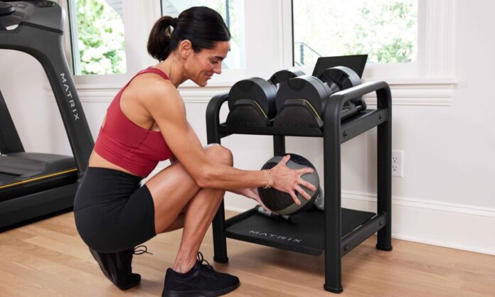 Akcesoria trening domowy – hantle regulowane Matrix i trening w domu