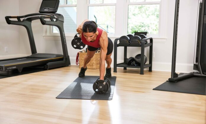 Triathlonistka ćwicząca w domowej siłowni – bezpieczeństwo trening w domu