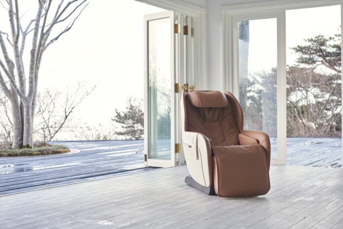 Fotel masujący Synca z funkcją rozgrzewania w domowym wnętrzu