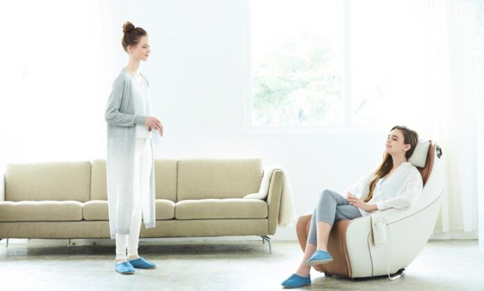 Kobieta korzystająca z fotela masującego dla lepszego snu i regeneracji