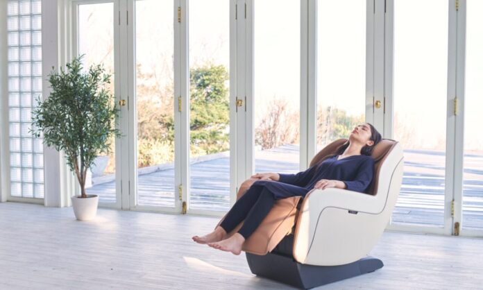 Fotel masujący dla seniora podczas relaksu w domu