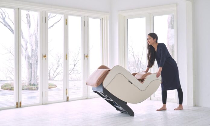 Fotel masujący Synca w nowoczesnym wnętrzu – fotel masujący vs masażysta