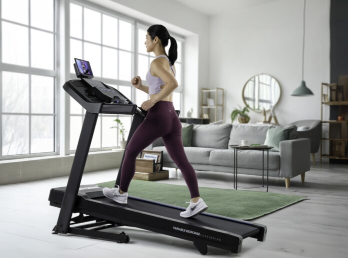 Kobieta trenująca w domu na bieżni Horizon 5.0 AT
