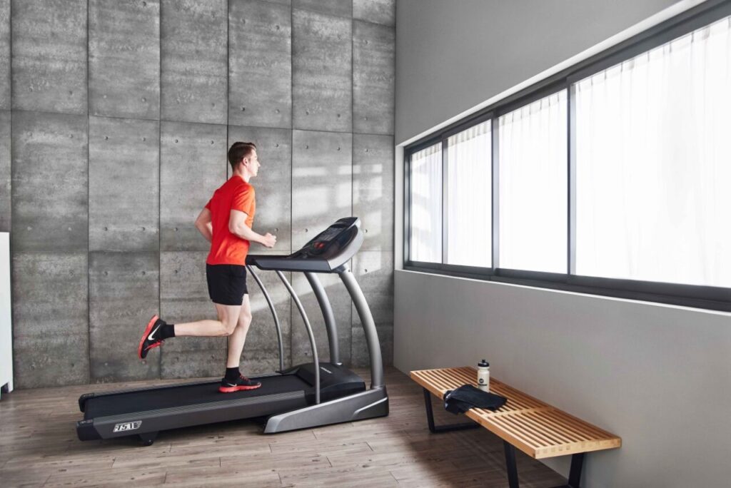Mężczyzna biegający na bieżni Horizon Elite – aktywność fizyczna po 40