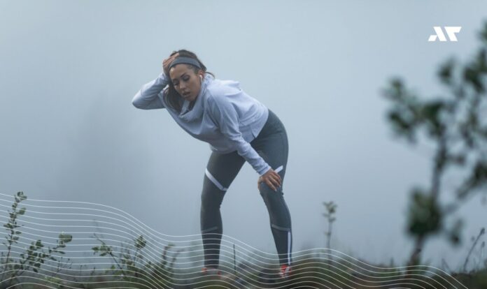 Zmęczona sportsmenka po intensywnym biegu – mikrokrążenie a sport