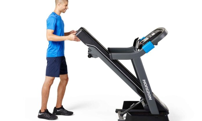 Przechowywanie sprzętu fitness – składana bieżnia Horizon w małym mieszkaniu