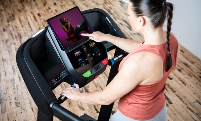 Kobieta trenująca na bieżni elektrycznej w domu – rodzaje bieżni elektrycznych