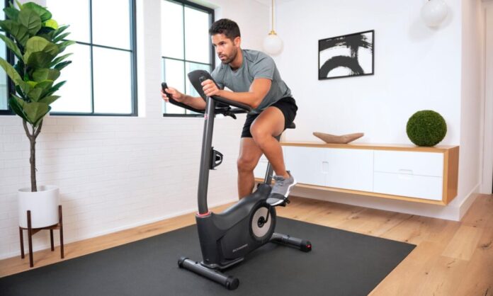 Serwis sprzętu fitness – trening na rowerze stacjonarnym Schwinn w domu