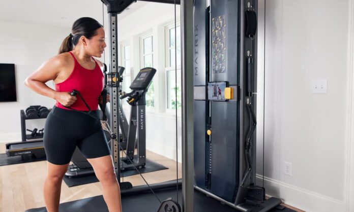 Kobieta ćwicząca w domowej siłowni – sprzęt fitness dla par