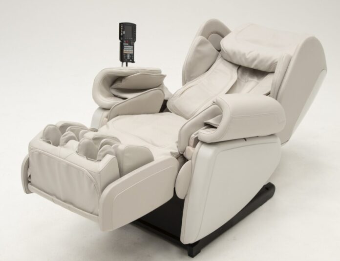 Fotel masujący Synca w kolorze białym – analiza napięć mięśni