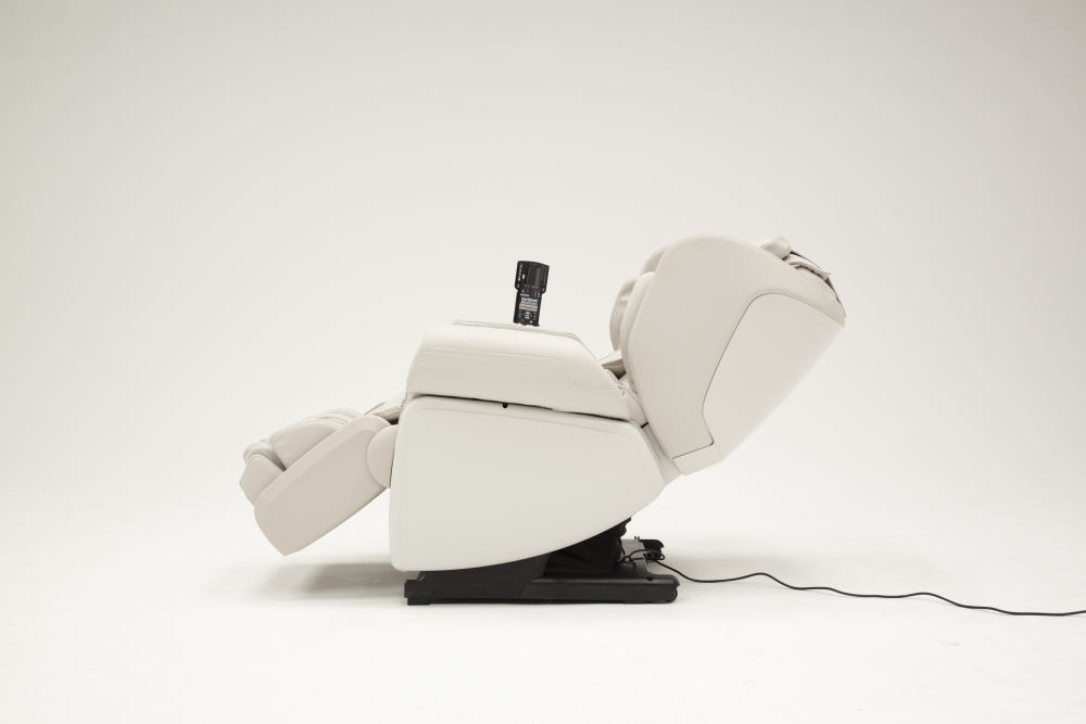 Fotel masujący Synca w pozycji leżącej – regeneracja mięśni po treningu