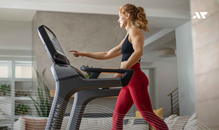Kobieta na bieżni Matrix / Johnson Fitness