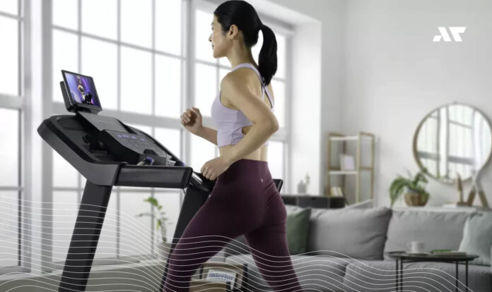 Kobieta biega na bieżni