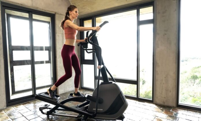 Kobieta ćwiczy na orbitreku Horizon – orbitrek mięśnie